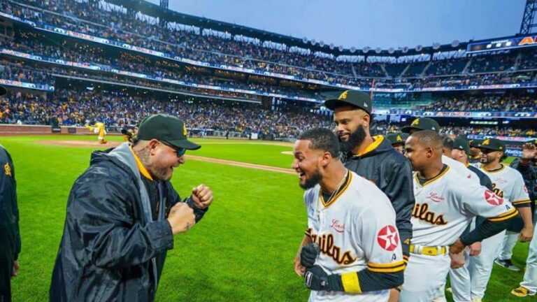Yadier Molina celebra con sus jugadores luego del triunfo de las Águilas sobre el Licey en el partido de Titanes del Caribe en Citi Field (FUENTE EXTERNA)