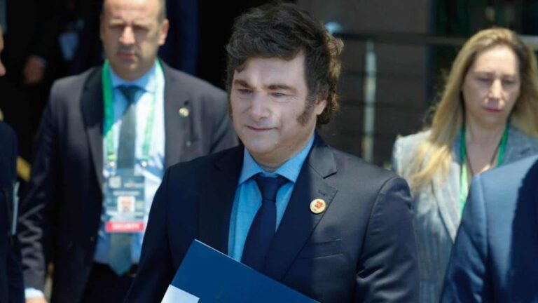 El presidente argentino, Javier Milei, camina a la salida del hotel Othon Palace, en la playa de Copacabana rumbo a la cumbre de G20 este lunes en Rio de Janeiro (Brasil). El presidente brasileño, Luiz Inácio Lula da Silva, y su homólogo argentino, Javier Milei, se estrecharon la mano con frialdad, por primera vez en público, en la cumbre de líderes del G20, que en Río de Janeiro. (EFE/ SEBASTIAO MOREIRA)
