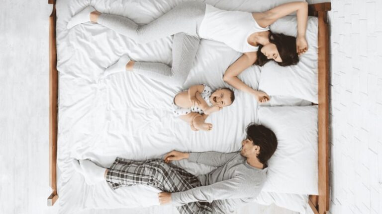 En muchos países dormir acompañado, como es compartir la cama con los padres hasta la edad escolar, forma parte de un entorno enriquecedor. (SHUTTERSTOCK)