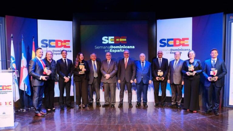 Entre los galardonados de la Semana Dominicana en Españase encontraron el neumólogo Christian García y el oftalmólogo Carlos Dante Heredia, la empresaria Gricell Garrido, presidenta de ASEME; los artistas Ángela Carrasco y Héctor Farías, entre otros. (FUENTE EXTERNA)