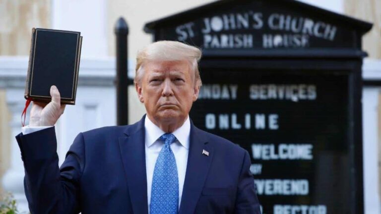 El presidente Donald Trump sostiene una Biblia mientras visita la Iglesia de St. John's, el 1 de junio de 2020, en Washington. (FOTO AP/PATRICK SEMANSKY, ARCHIVO.)