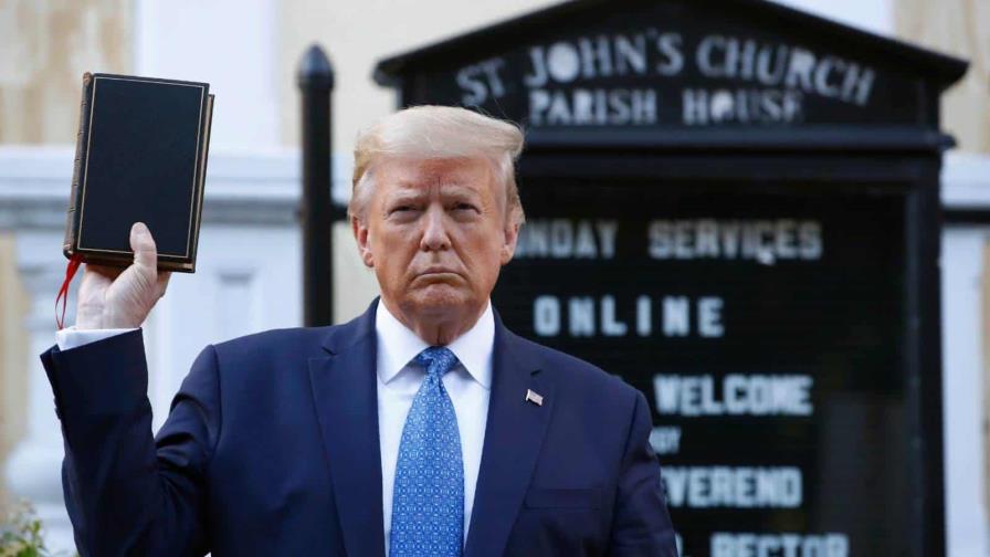 El presidente Donald Trump sostiene una Biblia mientras visita la Iglesia de St. John's, el 1 de junio de 2020, en Washington. (FOTO AP/PATRICK SEMANSKY, ARCHIVO.)