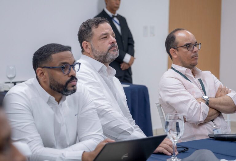 Paino-Henriquez-impulsa-iniciativas-para-fortalecer-la-transparencia-y-eficiencia-del-Ministerio-de-Medio-Ambiente-2-1536x1052
