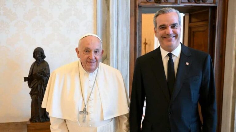 papa-francisco-y-luis-abinader-1-faa2b742-focus-min0.02-0.3-896-504