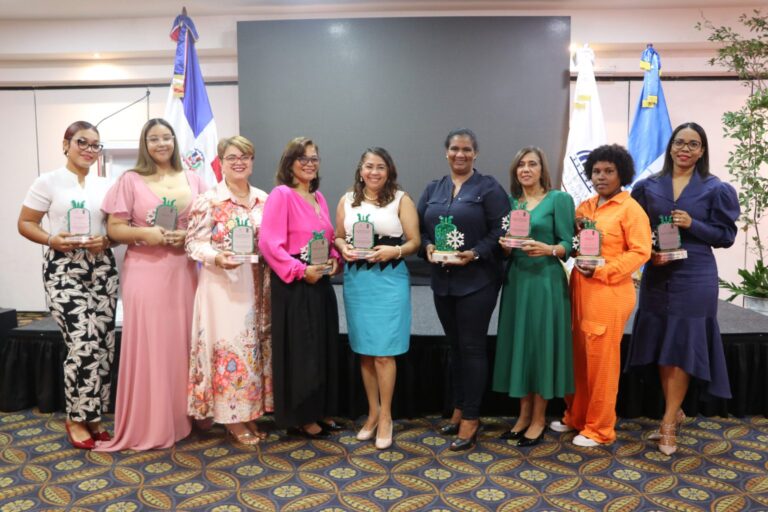 Medio-Ambiente-y-PNUD-reconocen-a-diez-mujeres-por-su-contribucion-a-la-proteccion-de-la-capa-de-ozono-1536x1024 (1)