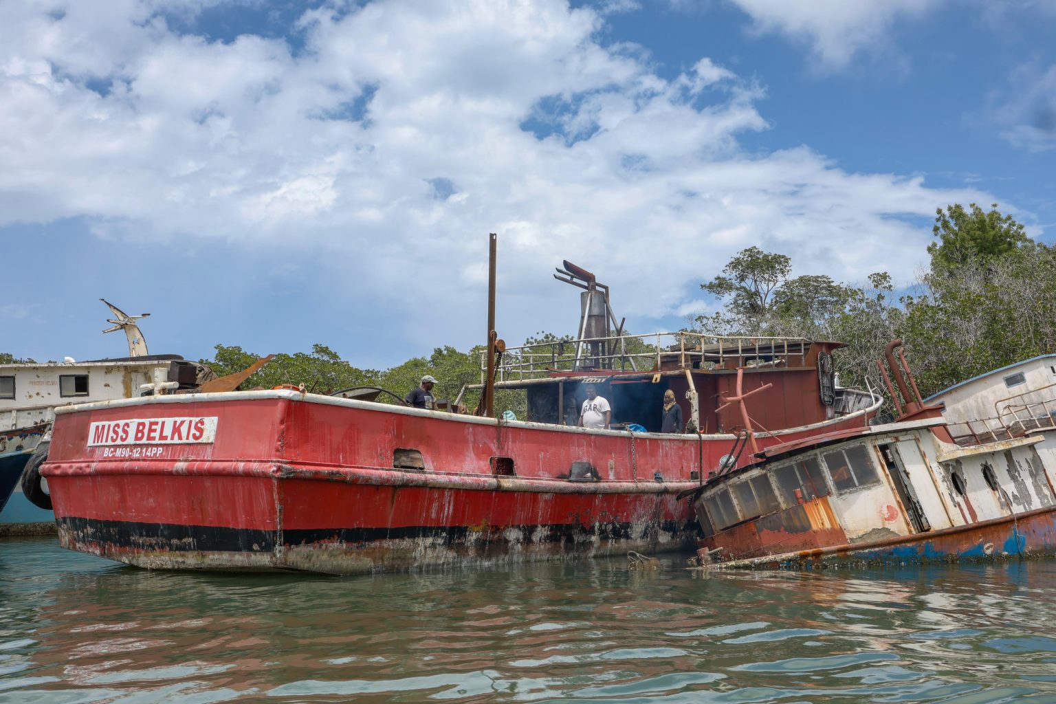 NP-Medio-Ambiente-realiza-amplio-operativo-en-la-Bahia-de-Puerto-Plata-para-retirar-embarcaciones-en-mal-estado-1-1536x1024
